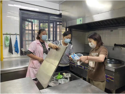 炎炎夏日 食安守护“加温” ——徐汇区青少年活动中心（徐汇区学生发展中心）开展暑期幼儿园食品安全专项检查行动