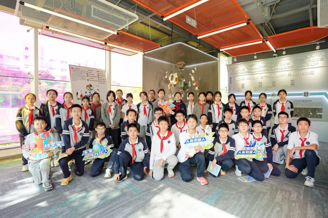 追光科学家（13）丨机器人握手、AIGC行业探秘！这场科创之旅让青少年直呼“太酷了”