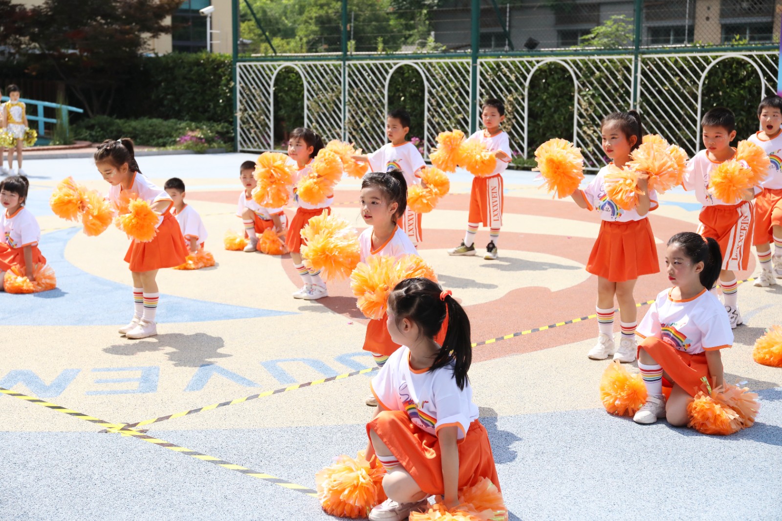 舞步乐翻天 童梦齐飞扬——2025年徐汇区幼儿集体表演舞展示活动精彩上演