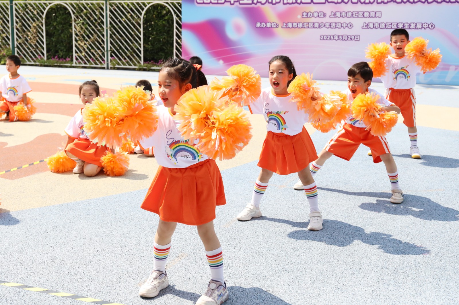 舞步乐翻天 童梦齐飞扬——2025年徐汇区幼儿集体表演舞展示活动精彩上演
