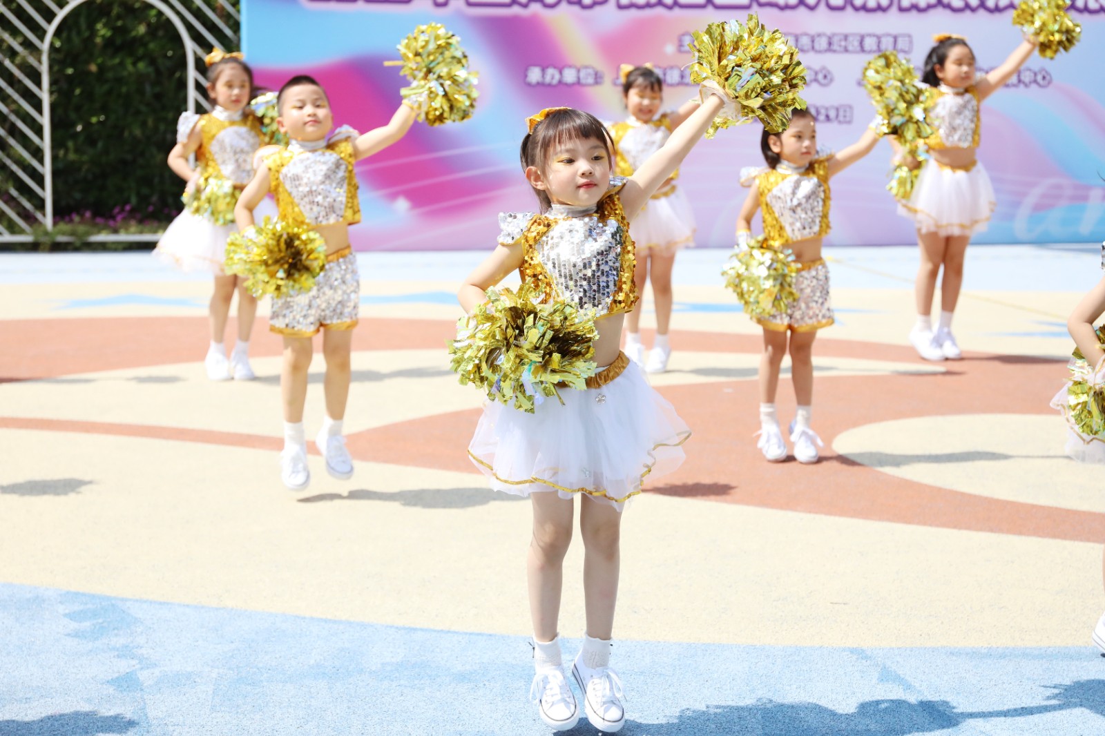 舞步乐翻天 童梦齐飞扬——2025年徐汇区幼儿集体表演舞展示活动精彩上演
