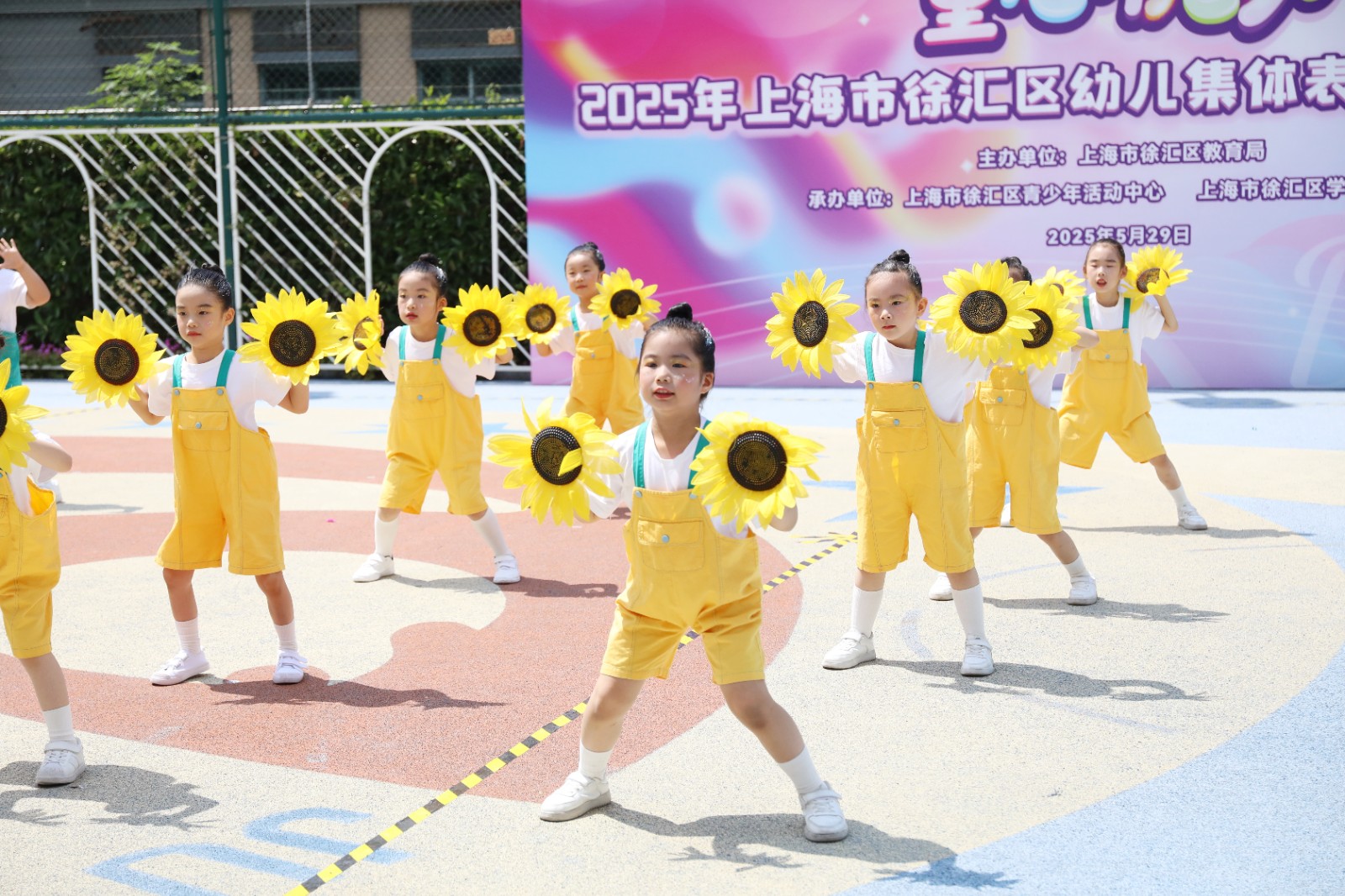 舞步乐翻天 童梦齐飞扬——2025年徐汇区幼儿集体表演舞展示活动精彩上演