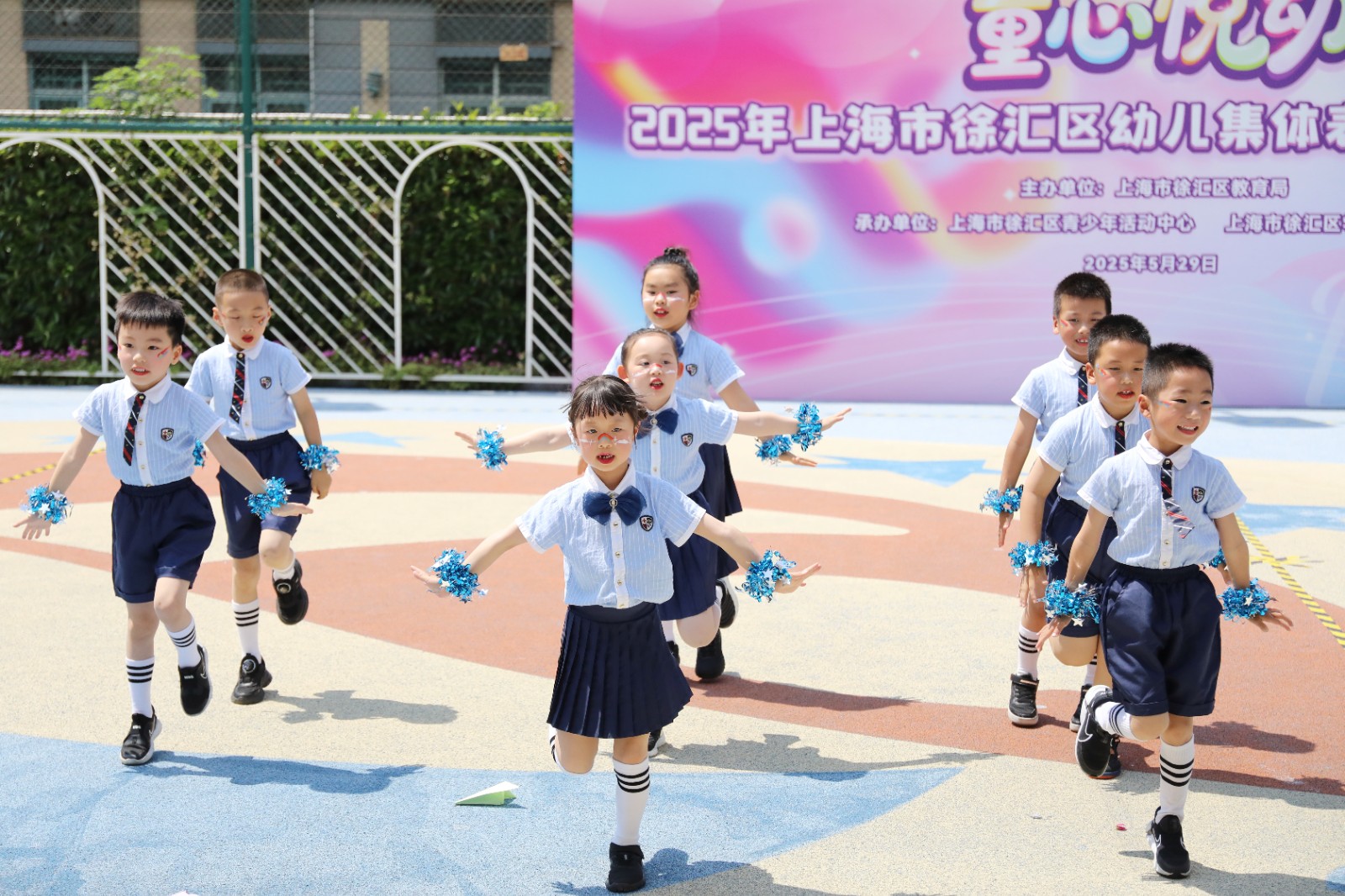 舞步乐翻天 童梦齐飞扬——2025年徐汇区幼儿集体表演舞展示活动精彩上演