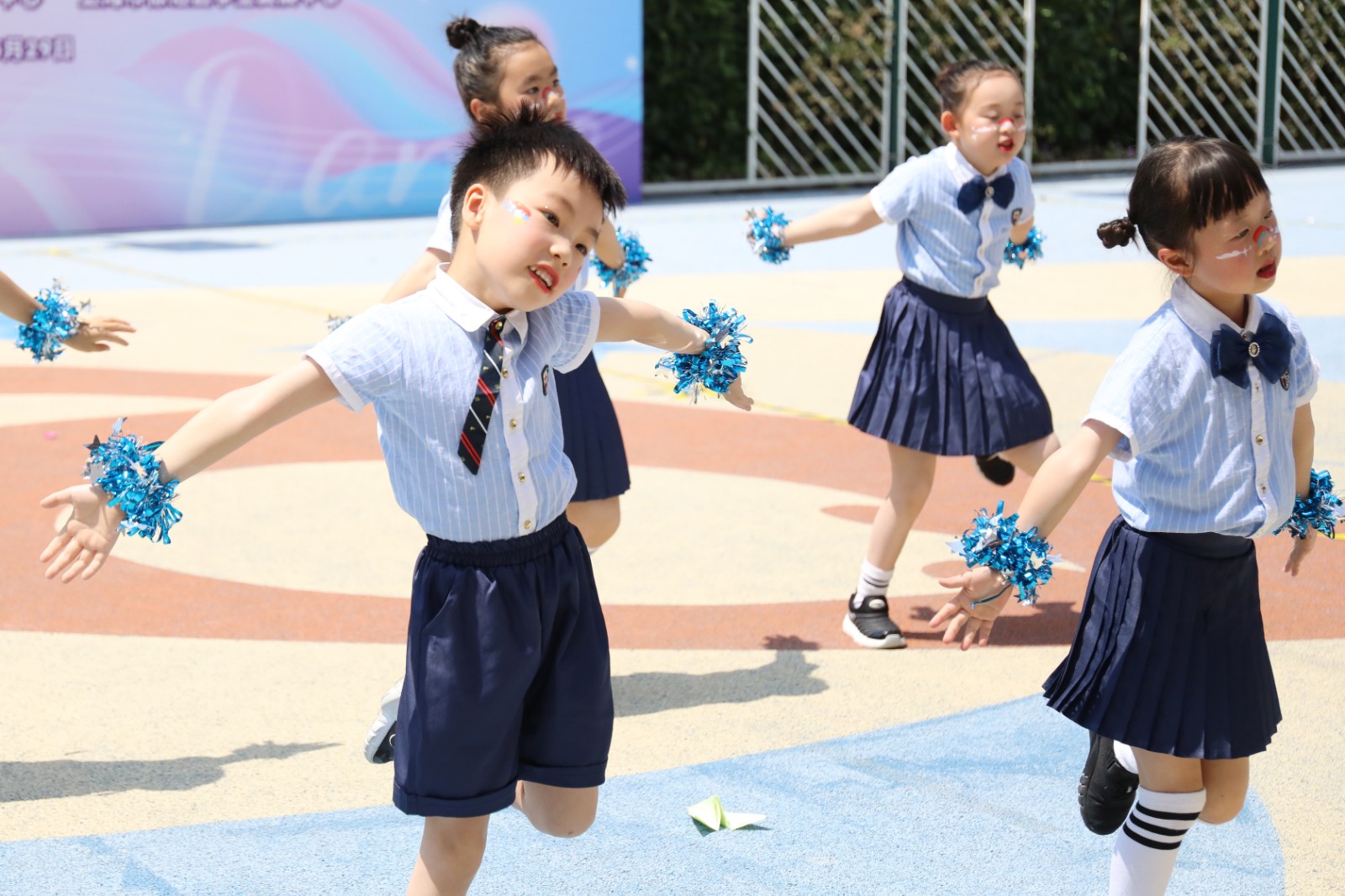 舞步乐翻天 童梦齐飞扬——2025年徐汇区幼儿集体表演舞展示活动精彩上演