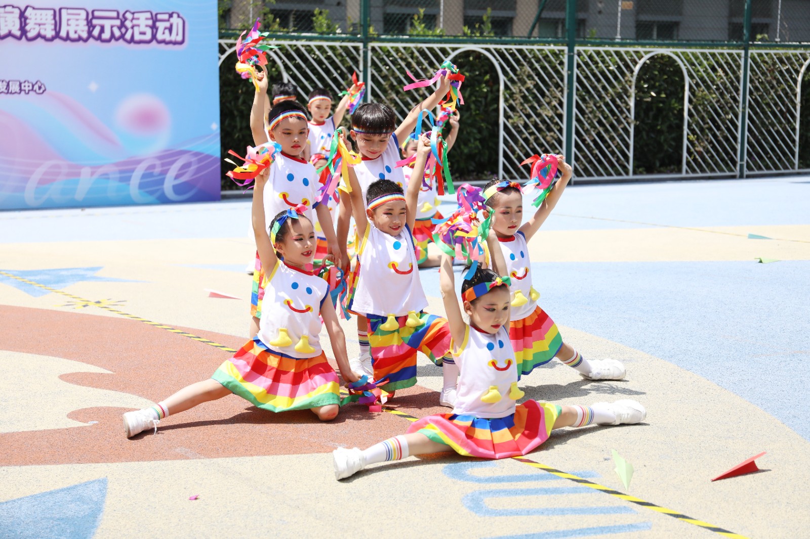 舞步乐翻天 童梦齐飞扬——2025年徐汇区幼儿集体表演舞展示活动精彩上演