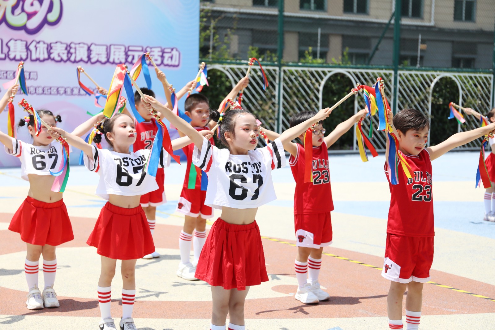 舞步乐翻天 童梦齐飞扬——2025年徐汇区幼儿集体表演舞展示活动精彩上演