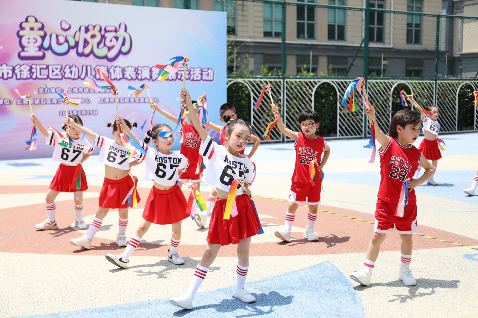 舞步乐翻天 童梦齐飞扬——2025年徐汇区幼儿集体表演舞展示活动精彩上演