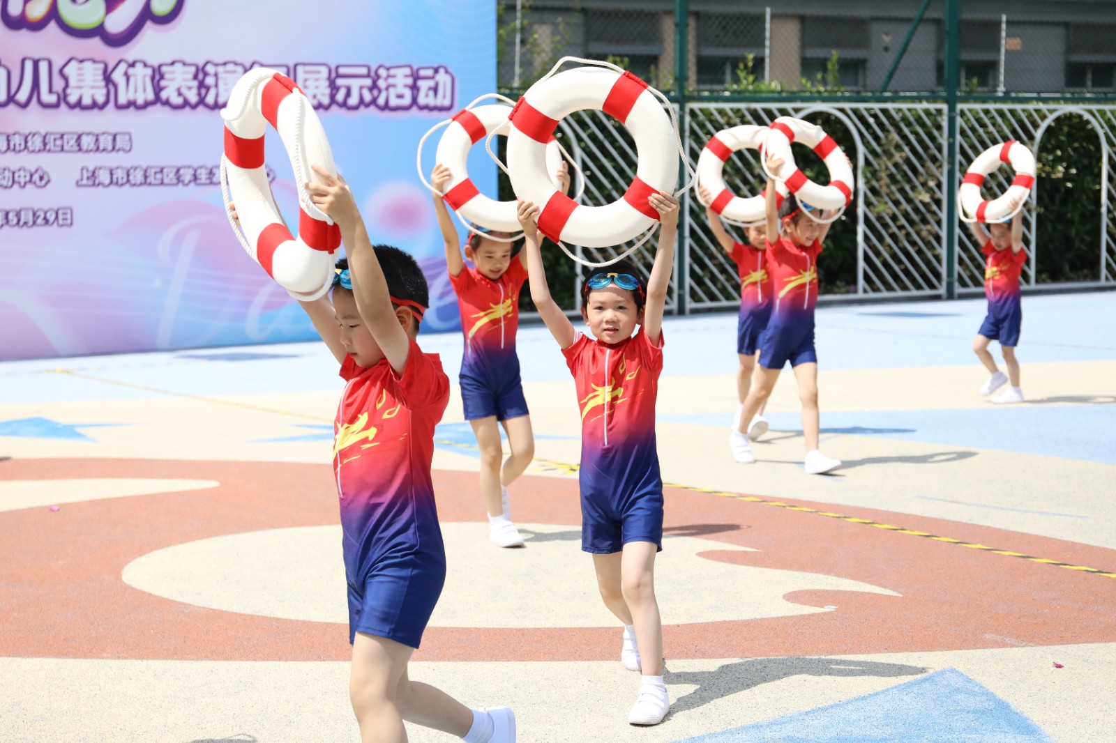 舞步乐翻天 童梦齐飞扬——2025年徐汇区幼儿集体表演舞展示活动精彩上演