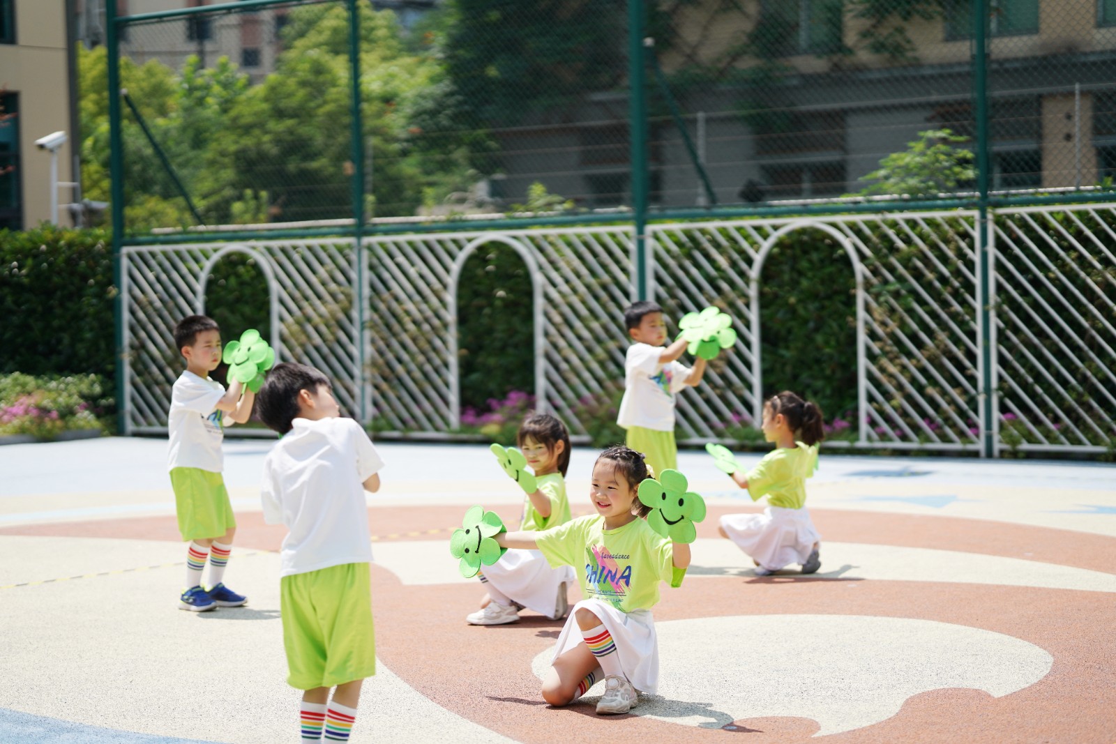 舞步乐翻天 童梦齐飞扬——2025年徐汇区幼儿集体表演舞展示活动精彩上演