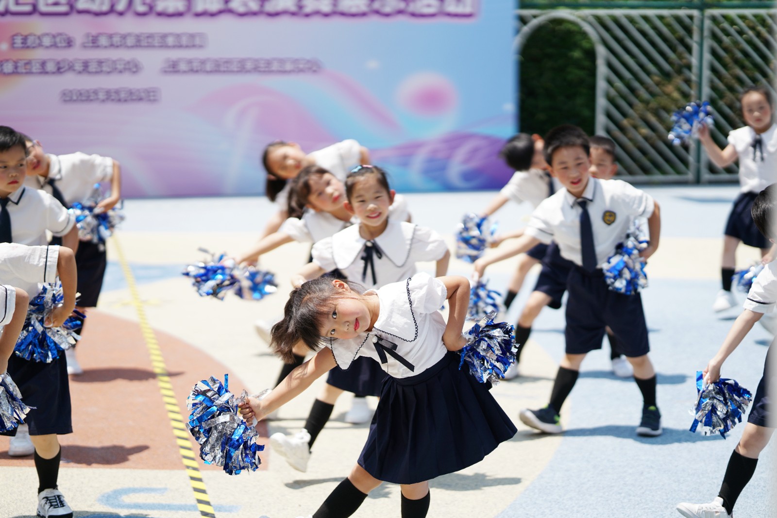 舞步乐翻天 童梦齐飞扬——2025年徐汇区幼儿集体表演舞展示活动精彩上演