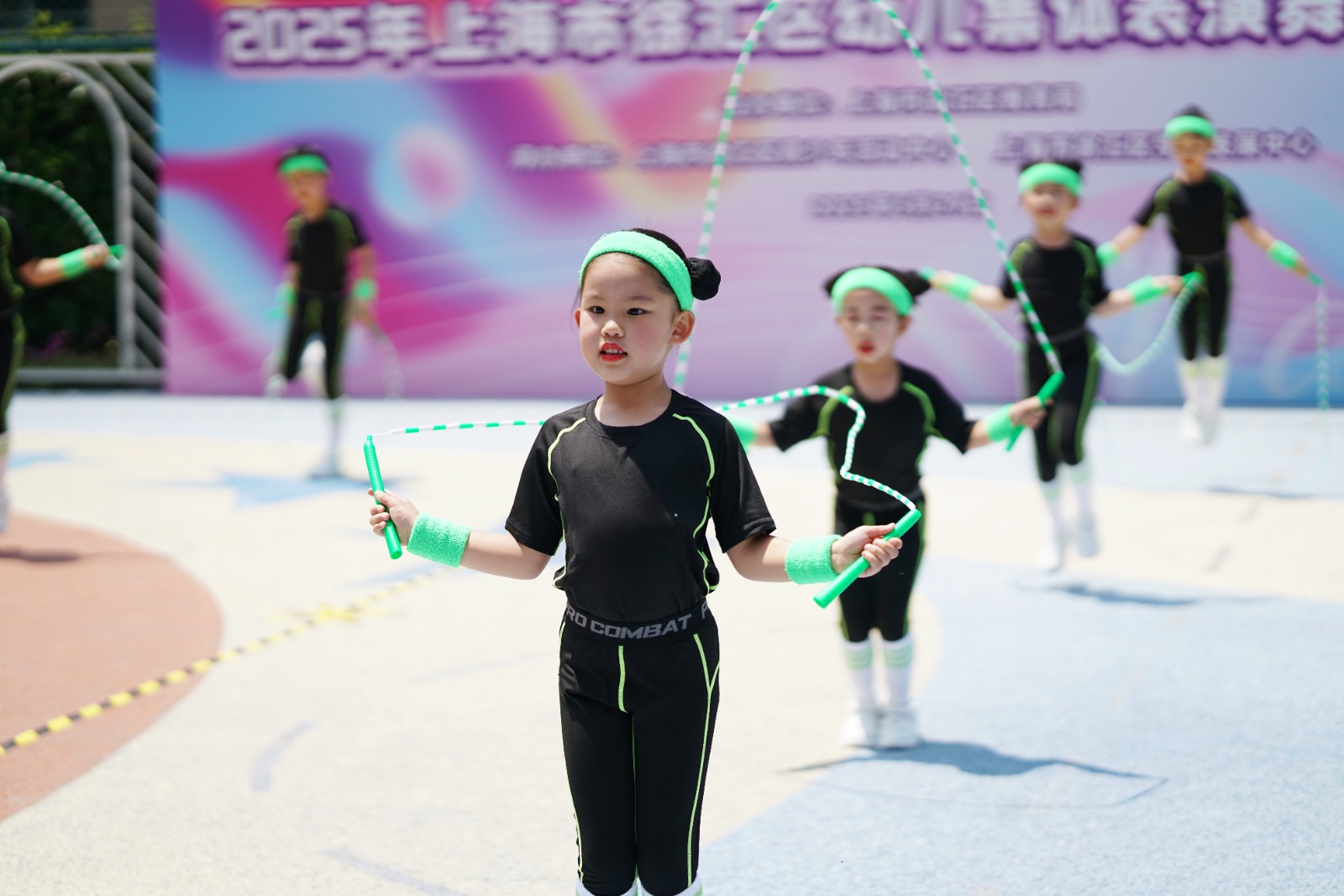 舞步乐翻天 童梦齐飞扬——2025年徐汇区幼儿集体表演舞展示活动精彩上演