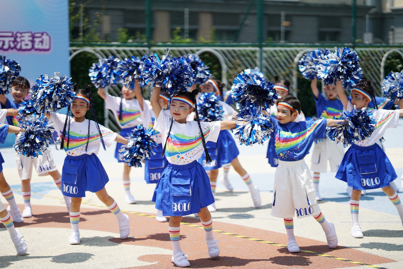 舞步乐翻天 童梦齐飞扬——2025年徐汇区幼儿集体表演舞展示活动精彩上演