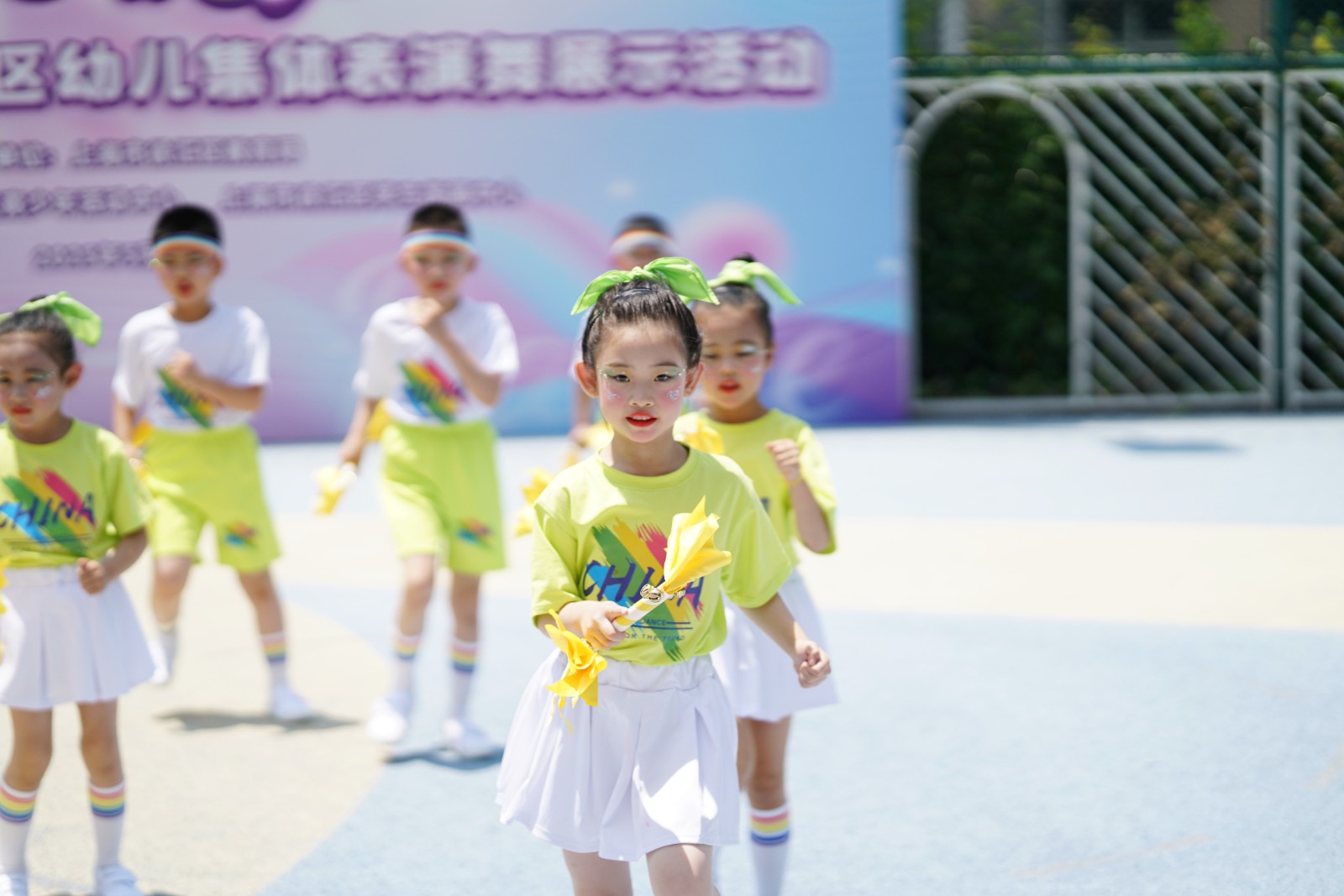 舞步乐翻天 童梦齐飞扬——2025年徐汇区幼儿集体表演舞展示活动精彩上演