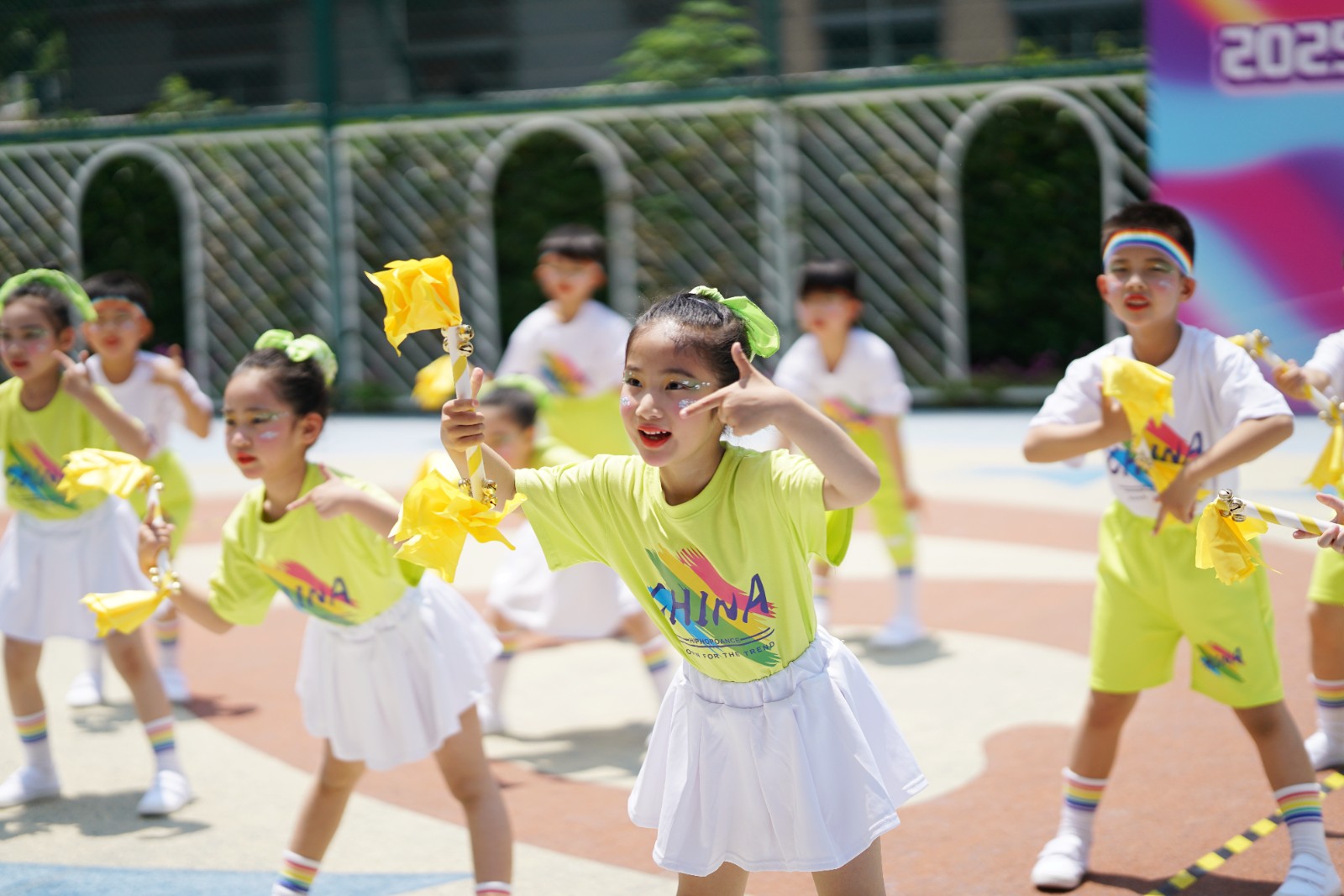 舞步乐翻天 童梦齐飞扬——2025年徐汇区幼儿集体表演舞展示活动精彩上演