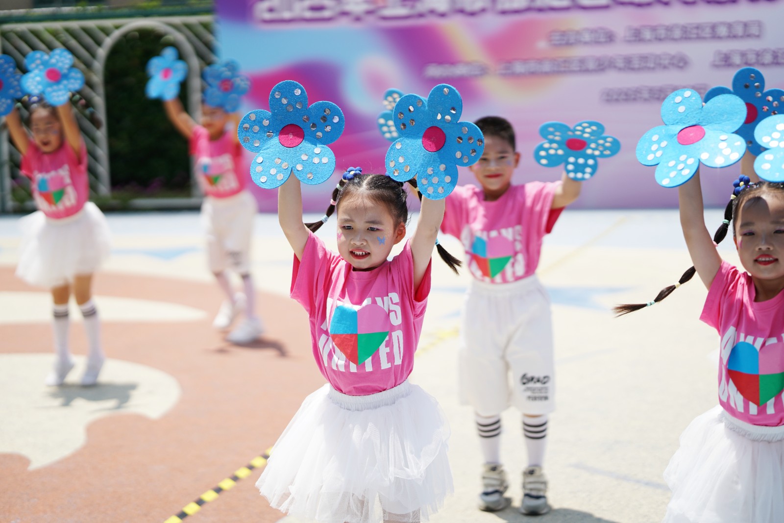 舞步乐翻天 童梦齐飞扬——2025年徐汇区幼儿集体表演舞展示活动精彩上演