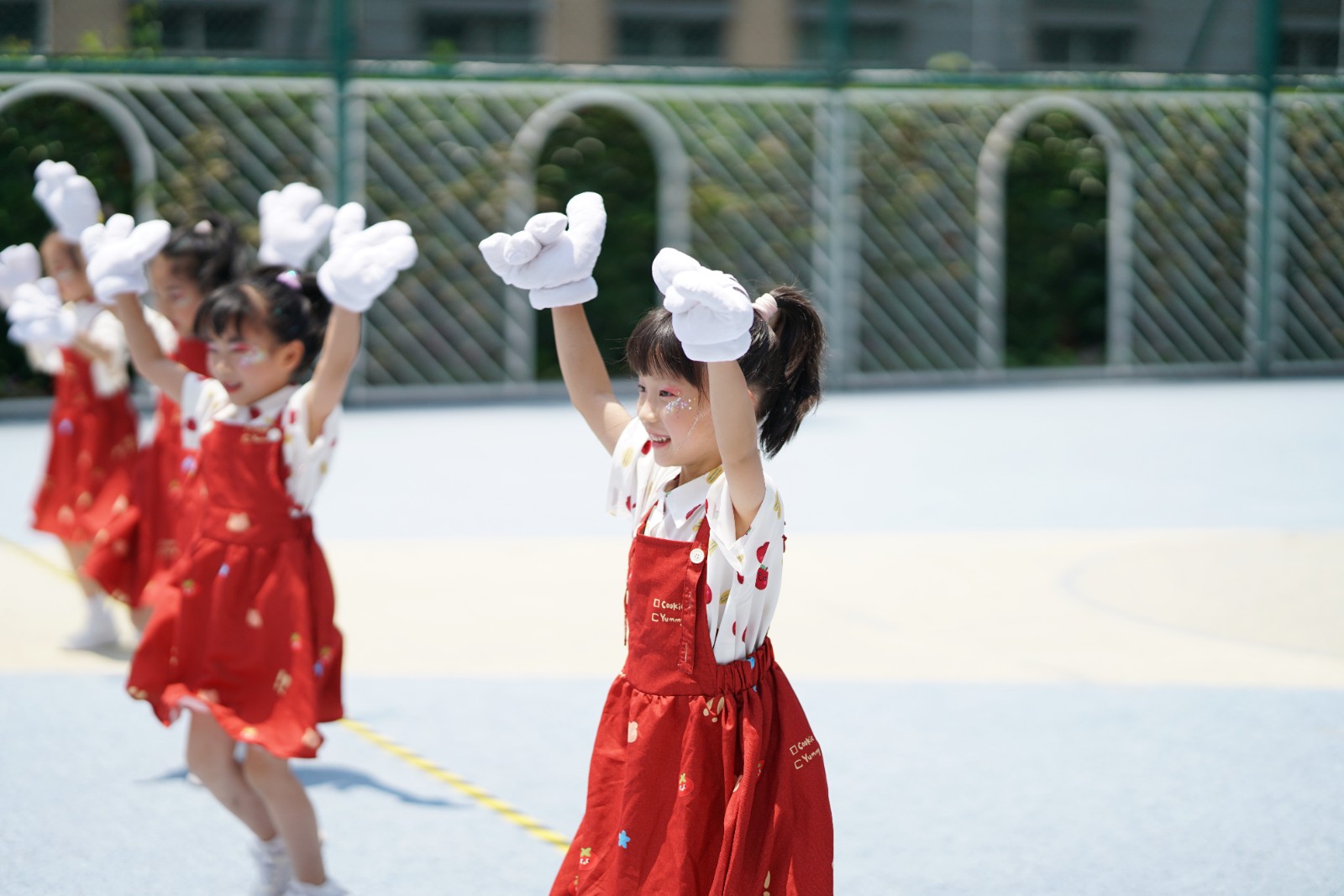 舞步乐翻天 童梦齐飞扬——2025年徐汇区幼儿集体表演舞展示活动精彩上演