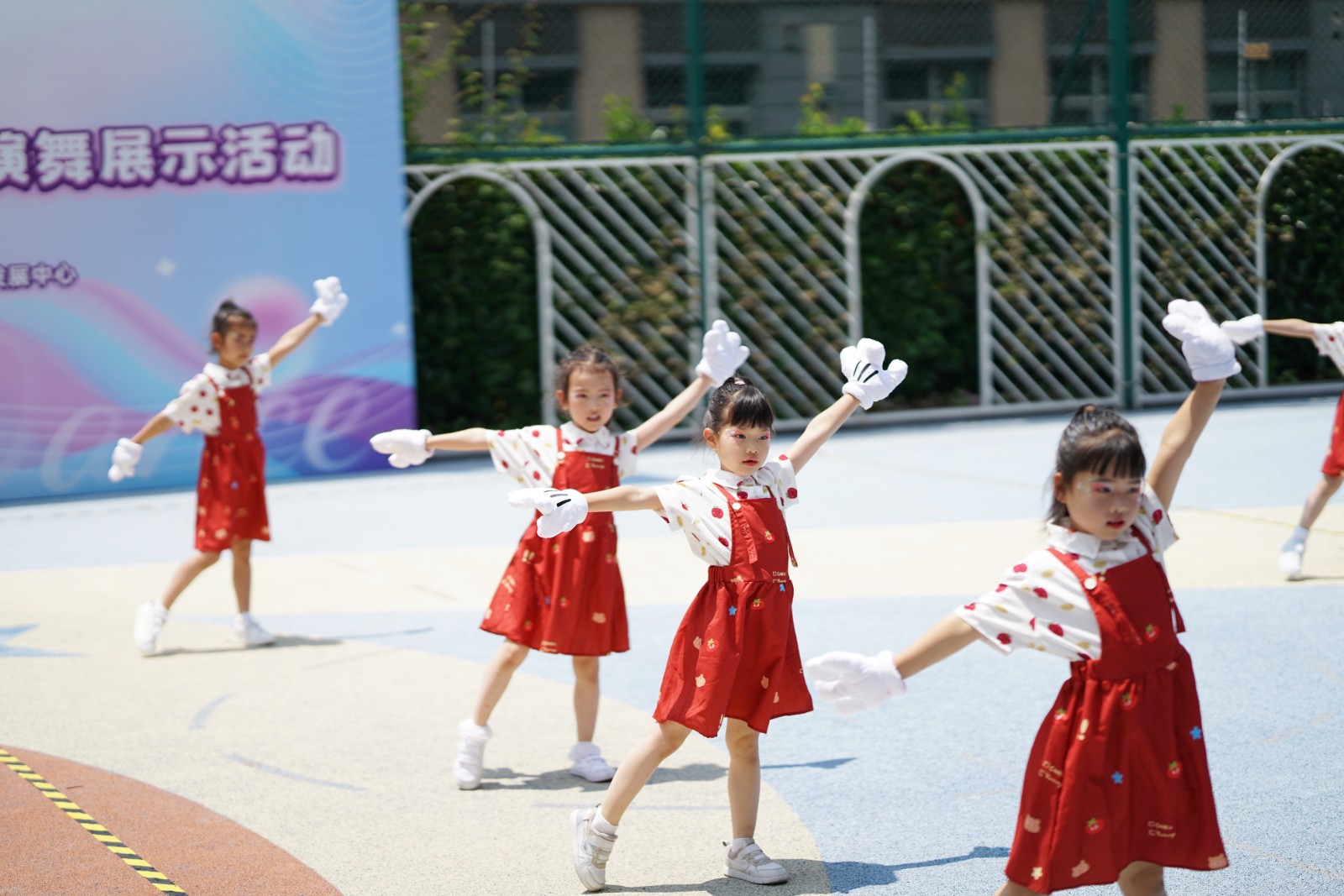 舞步乐翻天 童梦齐飞扬——2025年徐汇区幼儿集体表演舞展示活动精彩上演