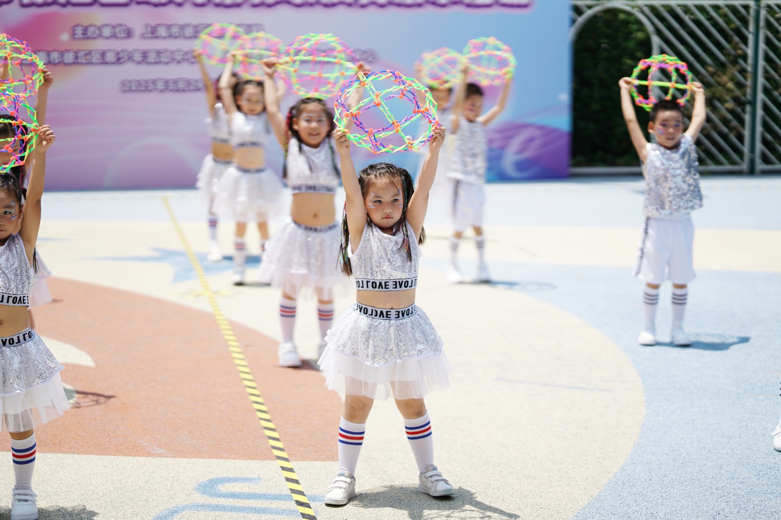 舞步乐翻天 童梦齐飞扬——2025年徐汇区幼儿集体表演舞展示活动精彩上演