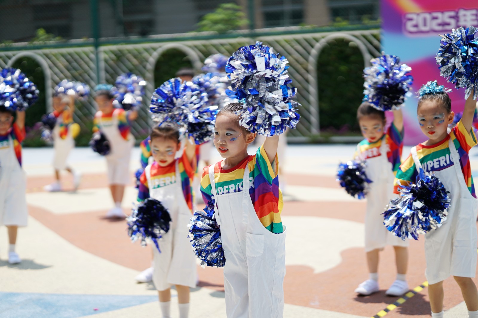 舞步乐翻天 童梦齐飞扬——2025年徐汇区幼儿集体表演舞展示活动精彩上演
