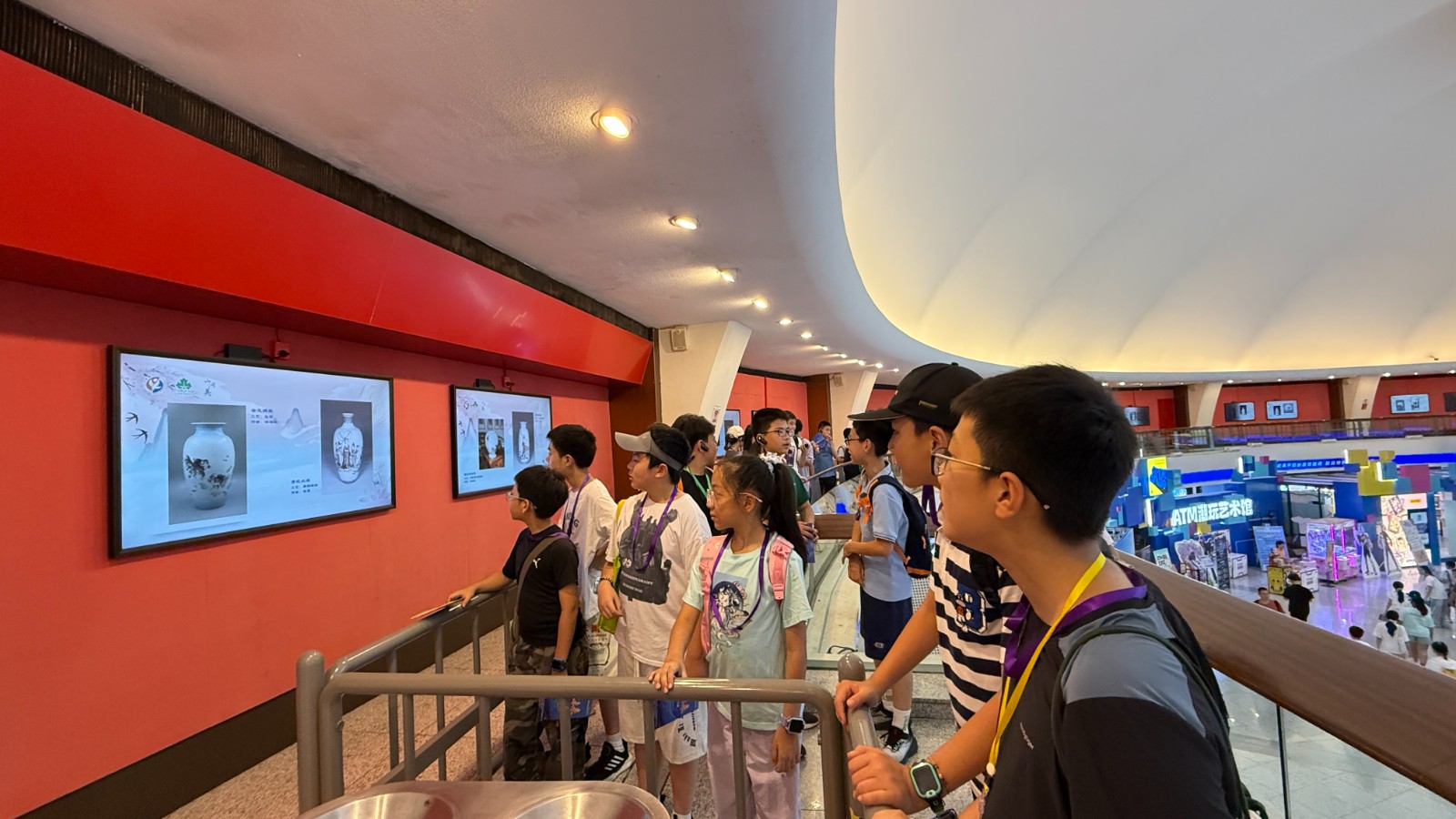 当千年陶艺遇上青春创意：景德镇大师携徐汇学子共创作品亮相东方明珠广播电视塔