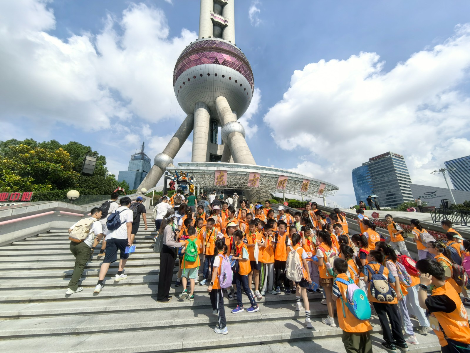 当千年陶艺遇上青春创意：景德镇大师携徐汇学子共创作品亮相东方明珠广播电视塔