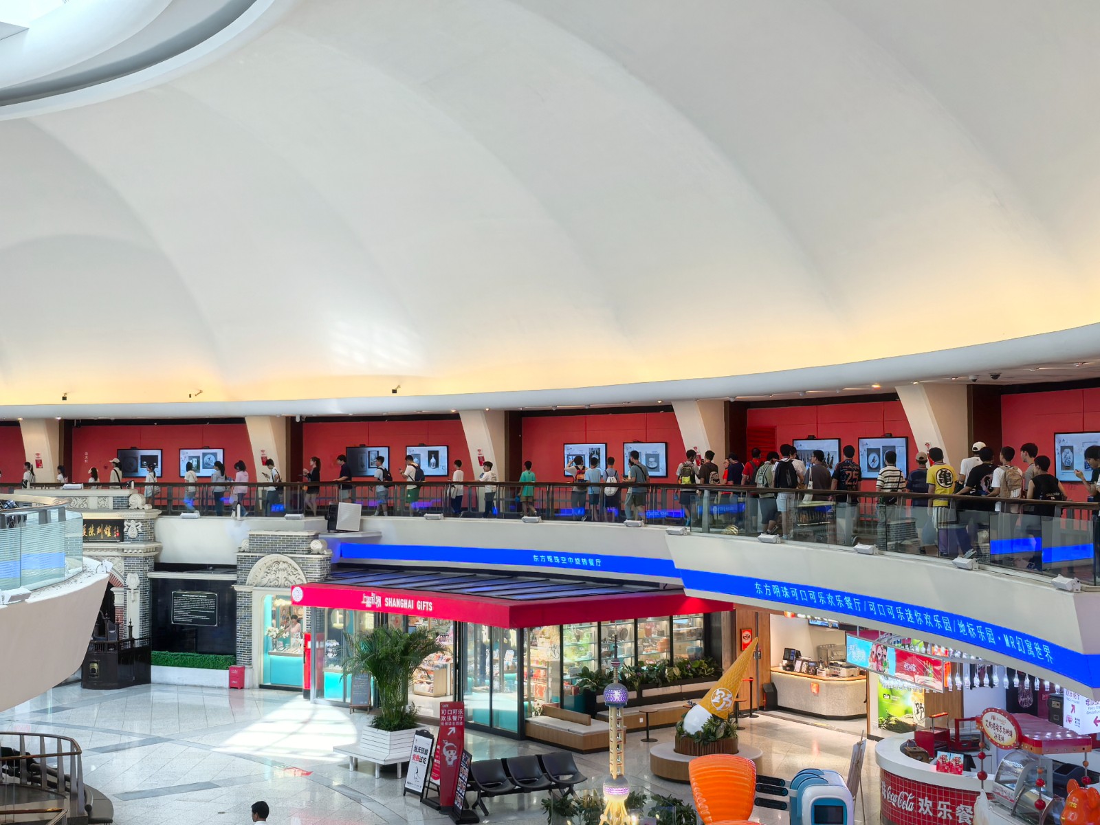 当千年陶艺遇上青春创意：景德镇大师携徐汇学子共创作品亮相东方明珠广播电视塔