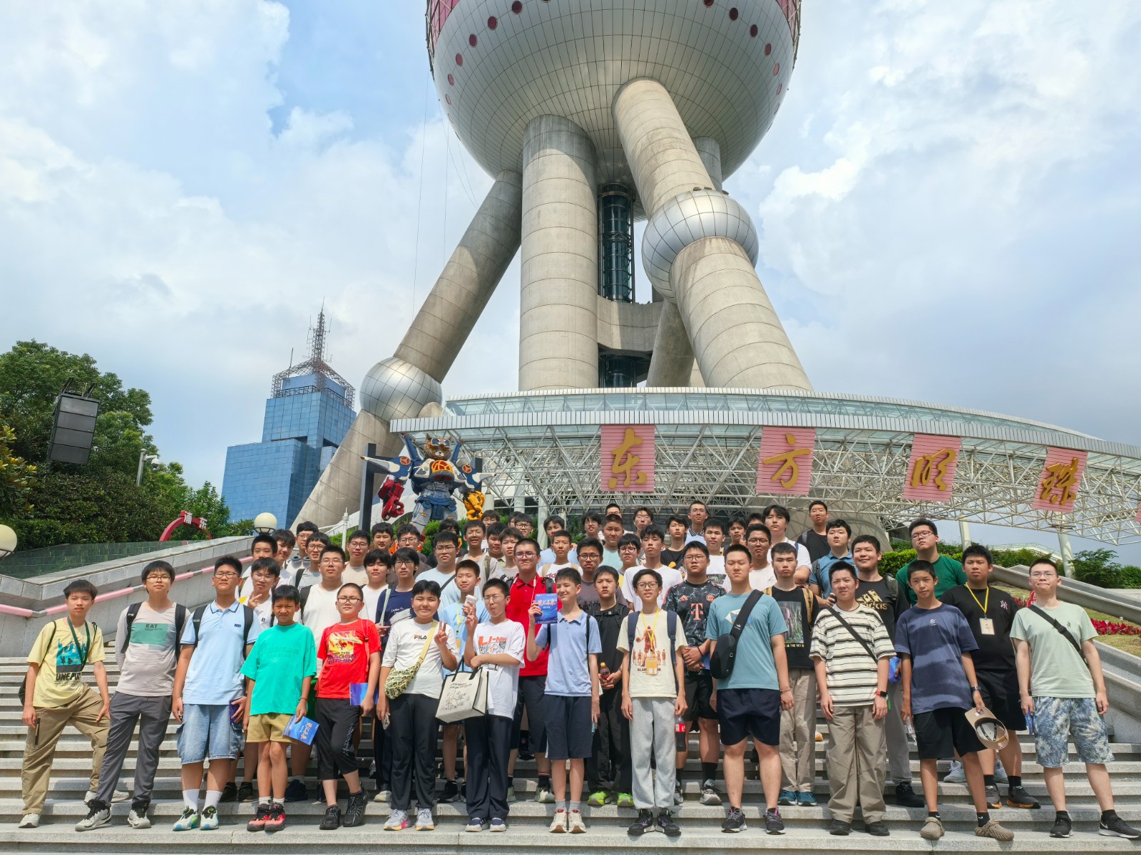 当千年陶艺遇上青春创意：景德镇大师携徐汇学子共创作品亮相东方明珠广播电视塔