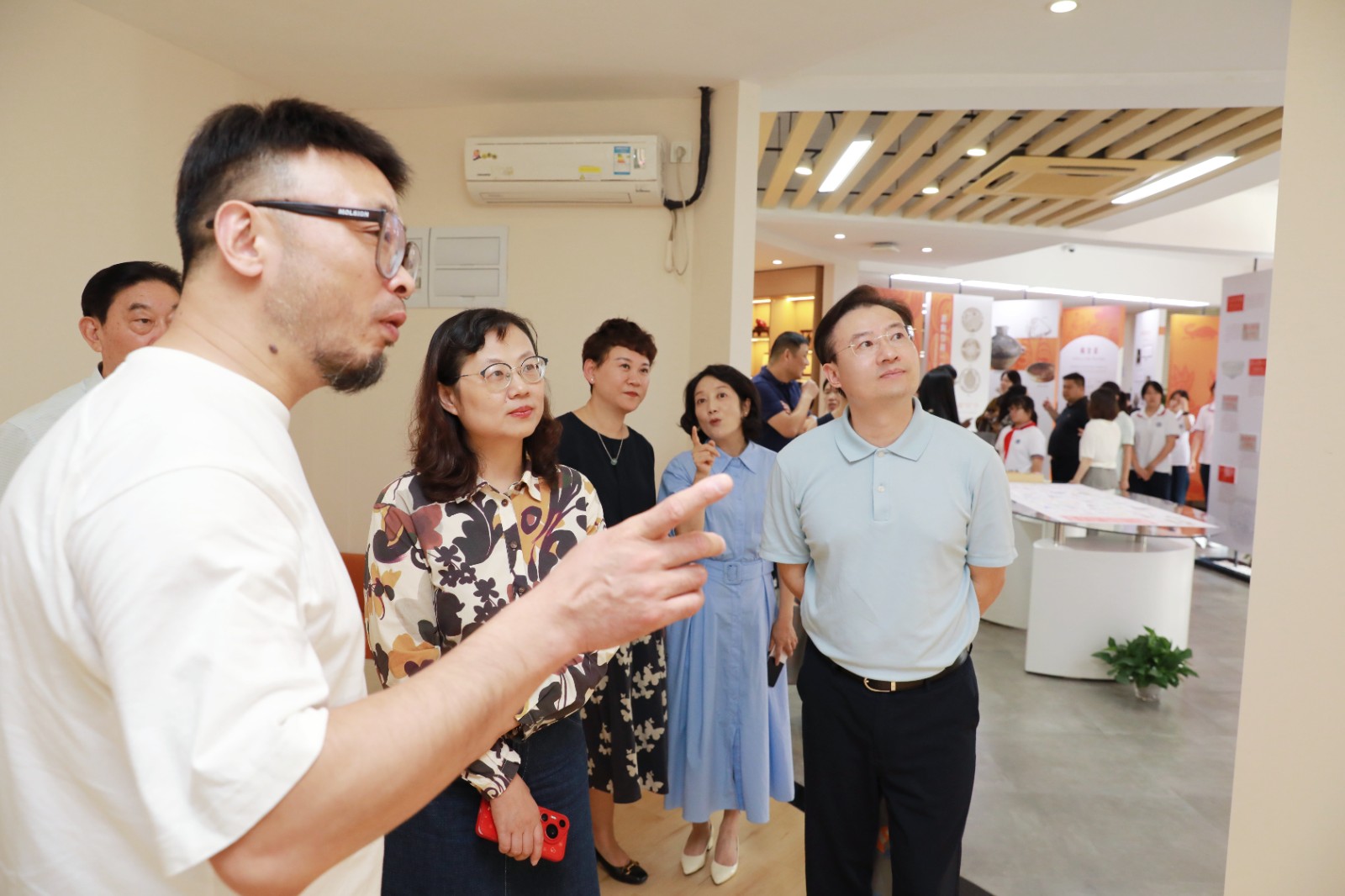 当千年陶艺遇上青春创意：景德镇大师携徐汇学子共创作品亮相东方明珠广播电视塔