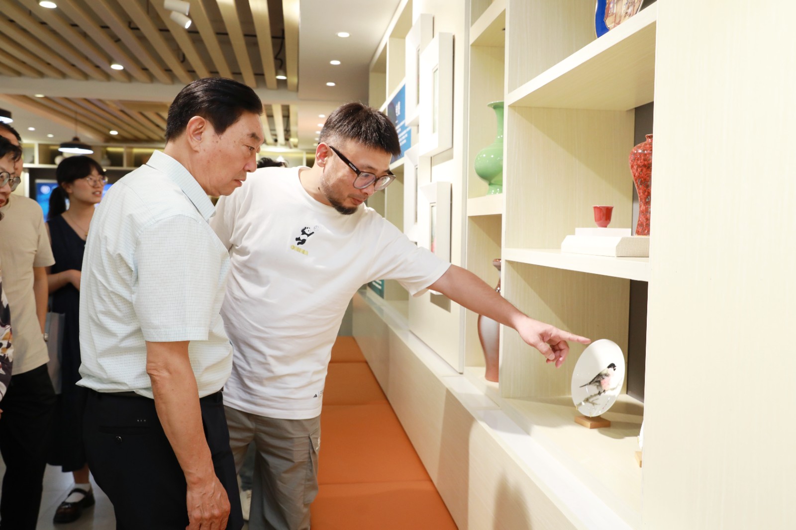 当千年陶艺遇上青春创意：景德镇大师携徐汇学子共创作品亮相东方明珠广播电视塔