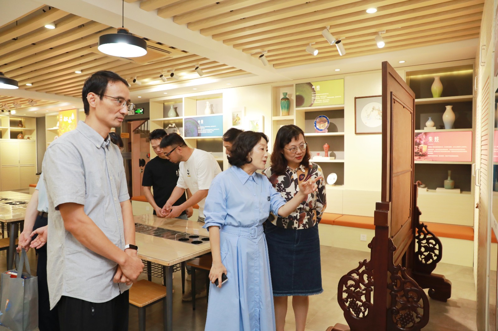 当千年陶艺遇上青春创意：景德镇大师携徐汇学子共创作品亮相东方明珠广播电视塔