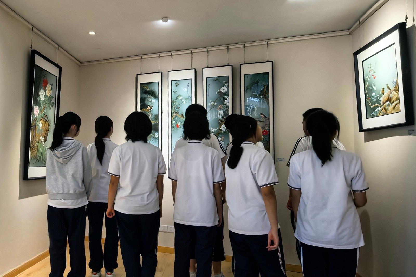 当千年陶艺遇上青春创意：景德镇大师携徐汇学子共创作品亮相东方明珠广播电视塔