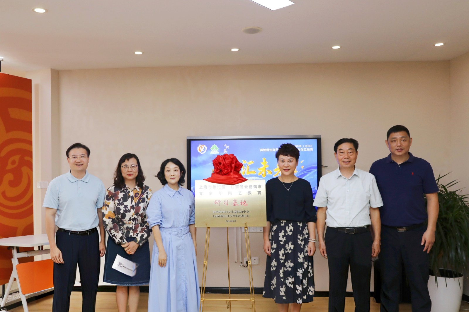 当千年陶艺遇上青春创意：景德镇大师携徐汇学子共创作品亮相东方明珠广播电视塔