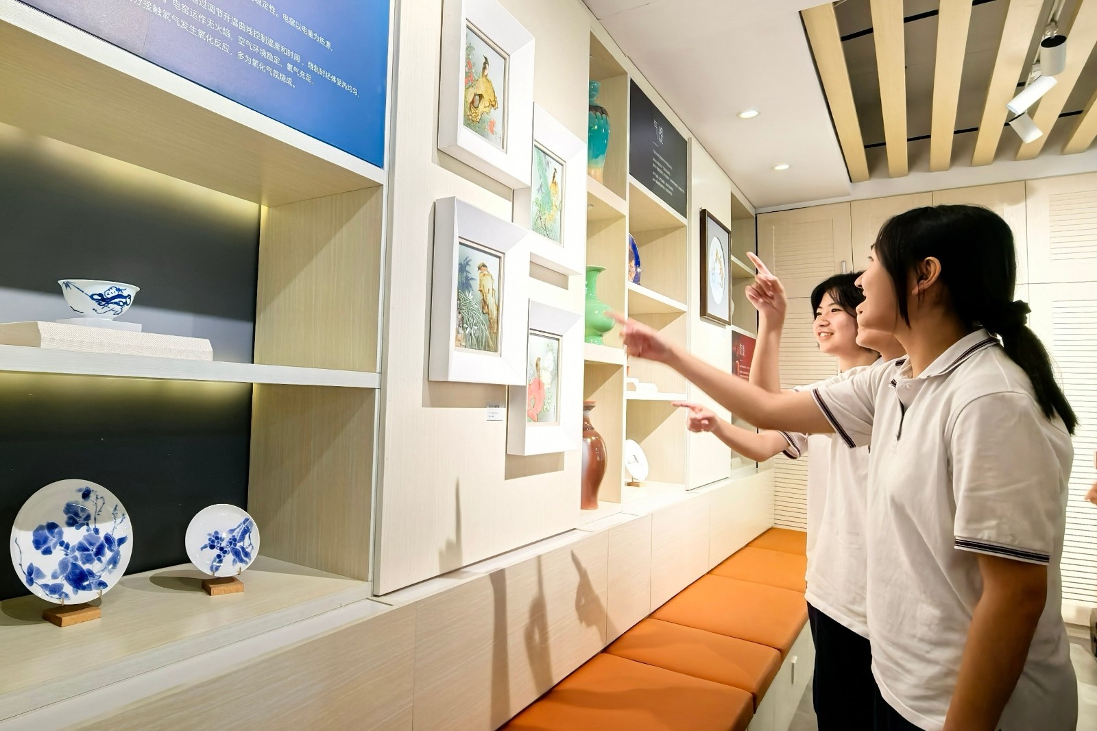 当千年陶艺遇上青春创意：景德镇大师携徐汇学子共创作品亮相东方明珠广播电视塔