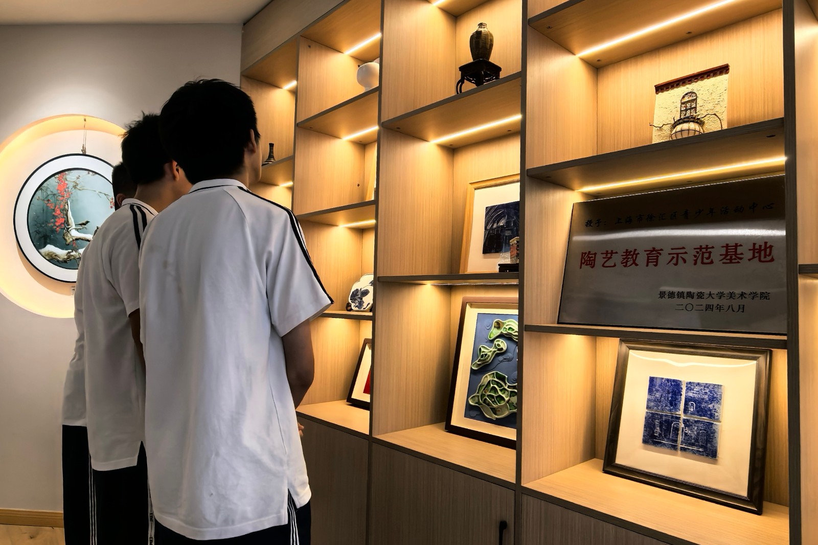 当千年陶艺遇上青春创意：景德镇大师携徐汇学子共创作品亮相东方明珠广播电视塔