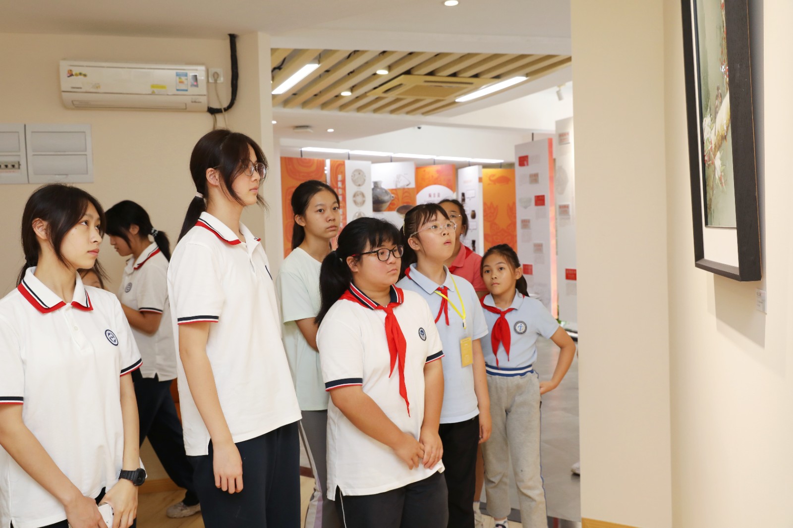 当千年陶艺遇上青春创意：景德镇大师携徐汇学子共创作品亮相东方明珠广播电视塔