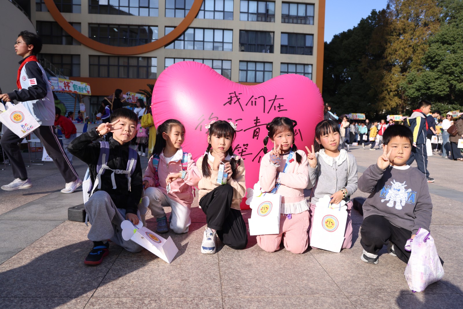 暖心相聚，润泽成长 ——2025徐汇区学生心理嘉年华游园活动圆满举行