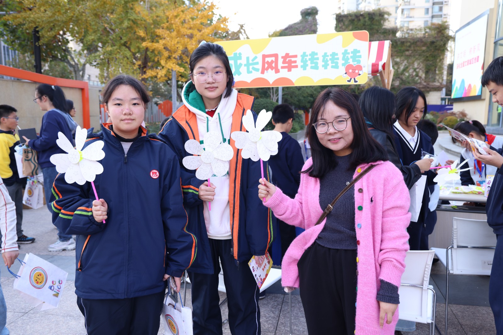 暖心相聚，润泽成长 ——2025徐汇区学生心理嘉年华游园活动圆满举行